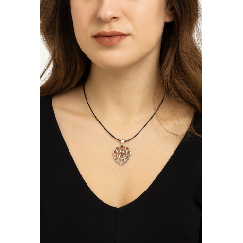 Collana Girocollo con Ciondolo Cuore Intagliato – Design Elegante Vintage su Cordino Nero ET17