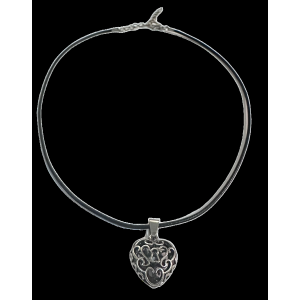 Collana Girocollo con Ciondolo Cuore Intagliato – Design Elegante Vintage su Cordino Nero ET17