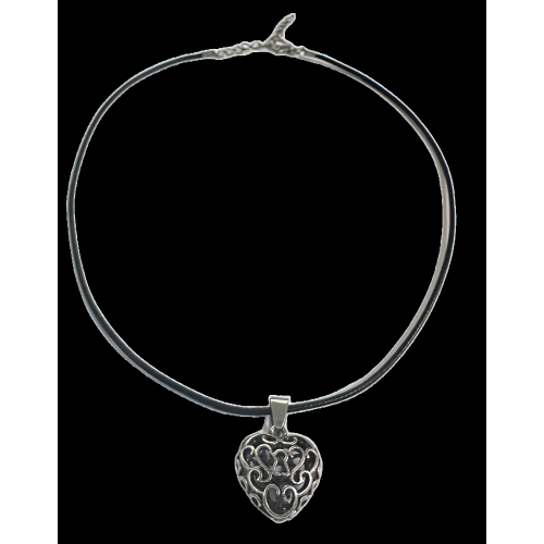 Collana Girocollo con Ciondolo Cuore Intagliato – Design Elegante Vintage su Cordino Nero ET17