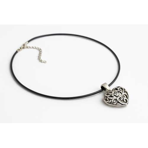Collana Girocollo con Ciondolo Cuore Intagliato – Design Elegante Vintage su Cordino Nero ET17