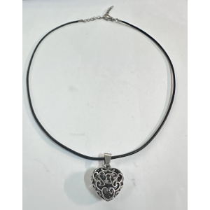 Collana Girocollo con Ciondolo Cuore Intagliato – Design Elegante Vintage su Cordino Nero ET17